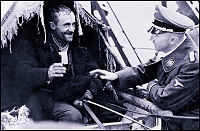 Umsiedlungskommissar Heinrich Himmler begr&uuml;&szlig;t in Przemysl, im besetzten Polen, 1940 einen „volksdeutschen“ Umsiedler aus Galizien.