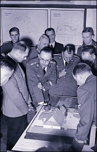 Heinrich Himmler erkl&auml;rt Rudolf He&szlig;, dem Stellvertreter Hitlers, am 20. M&auml;rz 1941 anhand von Modellen seine Siedlungspl&auml;ne