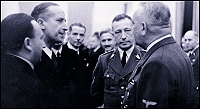 DFG-Pr&auml;sident in Uniform: Rudolf Mentzel (2. v. r.) bei einer Konferenz der Hochschulrektoren 1940 in Prag.