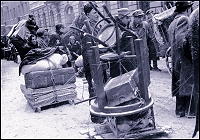 Das Foto entstand bei der Zwangsumsiedlung der jüdischen Bevölkerung von Lodz in das von den NS-Behörden errichtete Ghetto im März 1940.