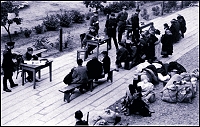 Aus ihren H&auml;usern vertriebene Polen werden von der SS zum Weitertransport registriert.