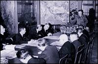 DFG-Präsident Rudolf Mentzel – hier 1941 bei der Vorstellung des von der DFG geförderten Zentralasien-Atlas – wurde 1933 an der Universität Greifswald als Chemiker habilitiert, ohne dass die Fakultät seine Habilitationsschrift hatte einsehen dürfen. Die Arbeit galt aufgrund ihres Themas – dem militärischen Einsatz von Giftgasen – als geheim.