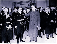 Reichsbauernf&uuml;hrer und Landwirtschaftsminister Richard Walther Darr&eacute; (2. v. l.) besuchte 1939 mit Heinrich Himmler (1. v. l.) die „Gr&uuml;ne Woche“.