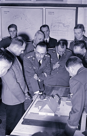 Heinrich Himmler erkl&auml;rt Rudolf He&szlig;, dem Stellvertreter Hitlers, am 20. M&auml;rz 1941 anhand von Modellen seine Siedlungspl&auml;ne. 