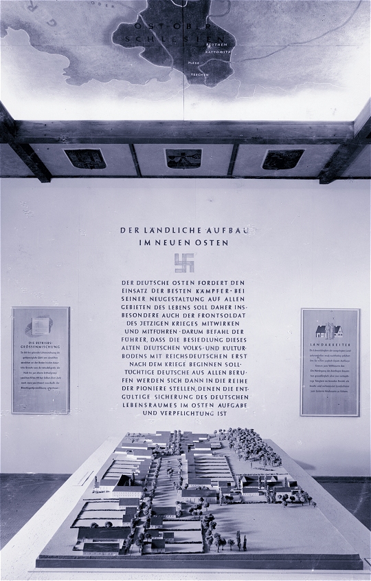 Im M&auml;rz 1941 gingen die Siedlungsplaner der SS in Berlin mit einer Ausstellung an die &Ouml;ffentlichkeit. Unter dem Titel "Planung und Aufbau im Osten zeigten sie mit Schautafeln und Modellen, wie die D&ouml;rfer des k&uuml;nftig deutschen "Ostens" aussehen sollten. ...
