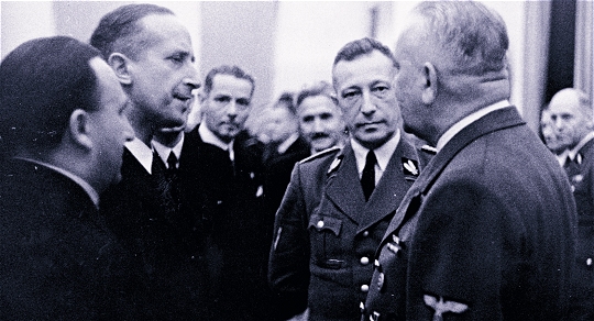 DFG-Pr&auml;sident in Uniform: Rudolf Mentzel (2. v. r.) bei einer Konferenz der Hochschulrektoren 1940 in Prag.