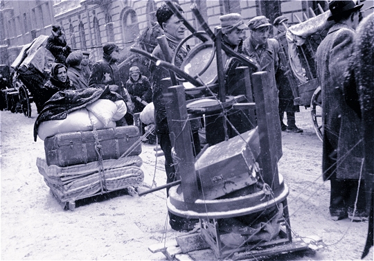 Das Foto entstand bei der Zwangsumsiedlung der j&uuml;dischen Bev&ouml;lkerung von Lodz in das von den NS-Beh&ouml;rden errichtete Ghetto im M&auml;rz 1940. 