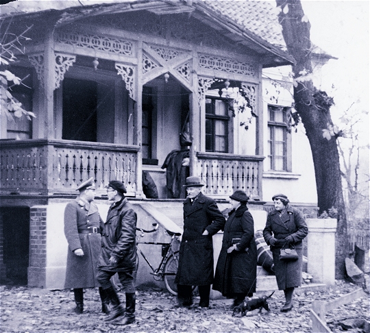 ... sowie die Einweisung einer baltendeutschen Familie in ihr neues "Heim" in Westpolen.