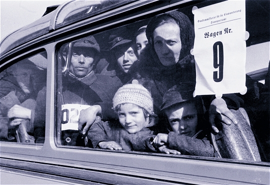 Mit Bildern wie diesen dokumentieren die NS-Umsiedlungsbeh&ouml;rden, wie vermeintlich effektiv sie die Ansiedlung "Volksdeutscher" in polnischen D&ouml;rfern organisierten - ...