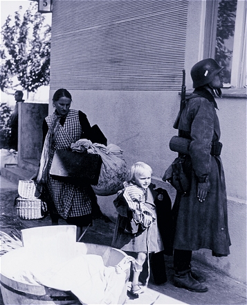 Bereits w&auml;hrend der K&auml;mpfe, die dem deutschen &Uuml;berfall auf Polen im September 1939 folgten, wurden Zivilisten aus ihren Heimen vertrieben. In den folgenden Jahren wurden die Bewohner vieler westpolnischer Ortschaften summarisch ins Generalgouvernement deportiert, wobei sie - abgesehen von etwas handgep&auml;ck - ihrer gesamten Habe beraubt wurden.