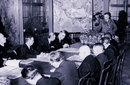 DFG-Pr&auml;sident Rudolf Mentzel – hier 1941 bei der Vorstellung des von der DFG gef&ouml;rderten Zentralasien-Atlas – wurde 1933 an der Universit&auml;t Greifswald als Chemiker habilitiert, ohne dass die Fakult&auml;t seine Habilitationsschrift hatte einsehen d&uuml;rfen. Die Arbeit galt aufgrund ihres Themas – dem milit&auml;rischen Einsatz von Giftgasen – als geheim.    