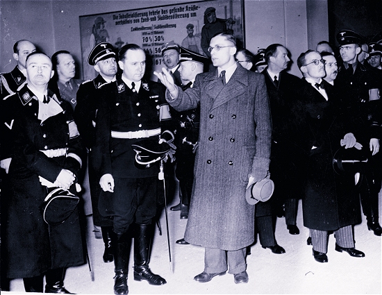 Reichsbauernf&uuml;hrer und Landwirtschaftsminister Richard Walther Darr&eacute; (2. v. l.) besuchte 1939 mit Heinrich Himmler (1. v. l.) die „Gr&uuml;ne Woche“.