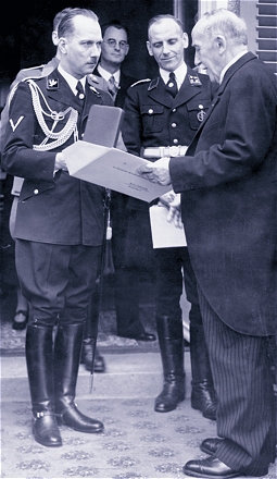 ... Das Bild zeigt Konrad Meyer (Mitte) bei der &Uuml;bergabe eines Ordens an den Schriftsteller Heinrich Sohnrey (rechts) anl&auml;sslich von dessen 80. Geburtstag im Juni 1939, links Staatssekret&auml;r Werner Willikens vom Landwirtschaftsministerium.